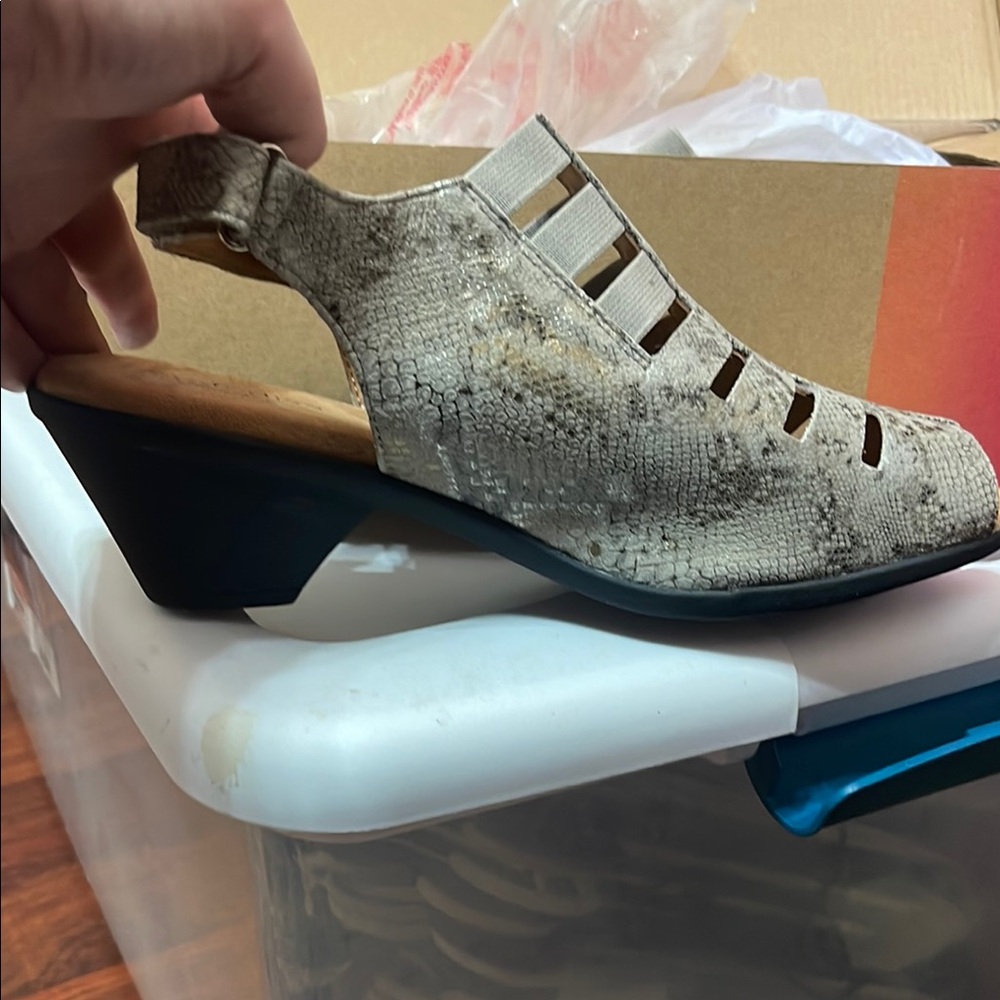 Women's Beige Slingback Sandals Never Worn Still In Box